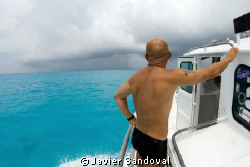 dive guide looking the upcoming storm by Javier Sandoval 